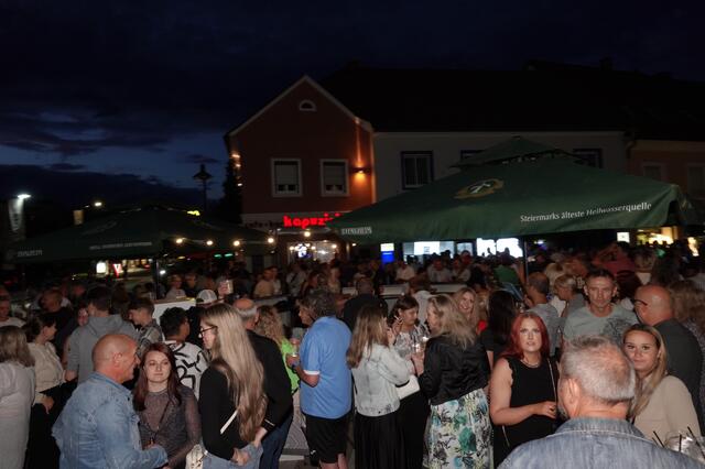 Je später der Abend, desto mehr Gäste sah man bei den teilnehmenden Lokalen. | Foto: Michael Blinzer