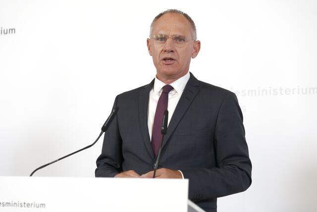 Innenminister Gerhard Karner (ÖVP) berichtet über eine weitere Festnahme in Wien. | Foto: Max Spitzauer/MeinBezirk