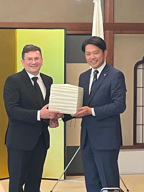 Bezirkschef Wilfried Zankl (SPÖ) bei der Überreichung des Gastgeschenks an Bürgermeister Masanao Shibahashi (r.). | Foto: BV 12