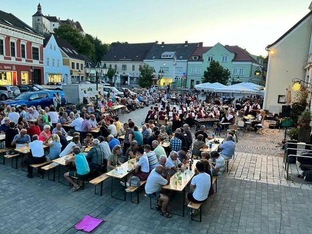 Der Raabser Hauptplatz bei einem Sommerabendkonzert. Das ehemalige Gasthaus Raffetseder ist im Bild rechts hinten zu sehen. | Foto: privat