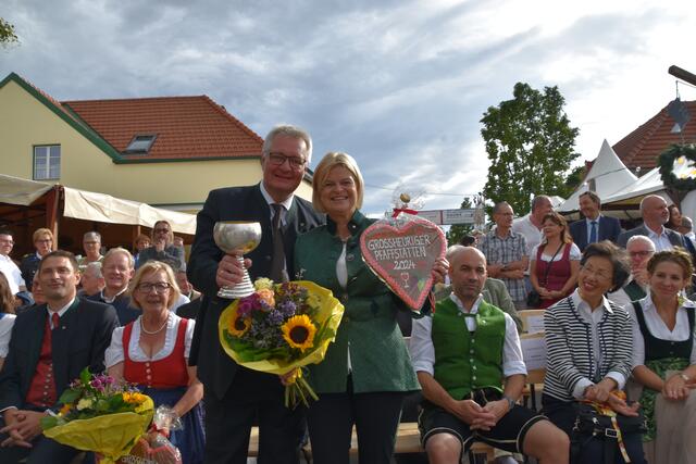 Eröffnung vom Großheurigen in Pfaffstätten mit Bürgermeister Christoph Kainz mit Verteidigungsministerin Klaudia Tanner . Sitzend: Martin Hallbauer, Peter Gerstner, Katharina Kainz, Christoph Luisser, Katharine Chang, Carmen Jeitler-Cincelli. | Foto: Preineder
