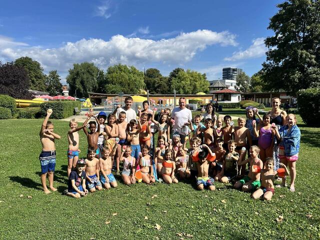 Die Kinder im Freibad Oberwart freuen sich über die neuen Mehrweg-Wasserbomben. | Foto: Stadtgemeinde Oberwart