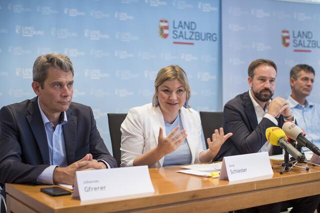 Der Salzburger Verkehrsverbund legte bei einer heutigen Pressekonferenz gemeinsam mit Landeshauptmann-Stellvertreter Stefan Schnöll und Verkehrsstadträtin Anna Schiester ein umfassendes Mobilitätskonzept für den Zentralraum vor. Herzstück ist dabei die Verlängerung der Lokalbahn (S-LINK) – als zentrale Nord-Süd-Achse, die den Flachgau, die Landeshauptstadt und den Tennengau verbindet. Im Bild: Landeshauptmann-Stellvertreter Stefan Schnöll mit Stadträtin Anna Schiester, Johannes Gfrerer (GF Salzburg Verkehr) und Stefan Knittel (Projektgesellschaft S-LINK). | Foto: Land Salzburg / Neumayr / Leopold 