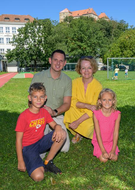 Bürgermeister der Stadtgemeinde Neulengbach Jürgen Rummel und Familien-Landesrätin Christiane Teschl-Hofmeister mit Theodor und Lisa Güntner. | Foto: NLK Burchhart