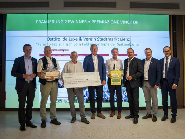 Landesrat Luis Walcher, Deutschnofen, Berno Mühlburger (Verein Stadtmarkt Lienz), Hans-Peter Sander (Verein Osttirol de luxe), HGV-Obmann Manfred Pinzger, Oskar Januschke (Stadtmarketing Lienz), Landeshauptmann-Stellvertreter LR Josef Geisler, SBB-Obmann Daniel Gasser, Handelskammer-Generalsekretär Alfred Aberer (v.l.).
 | Foto: LPA/Fabio Brucculeri