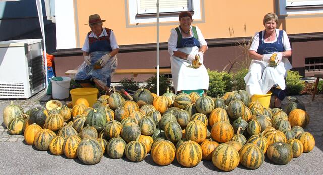 Beim Kürbisschauputzen wird gearbeitet wie früher. | Foto: Samir Yousif