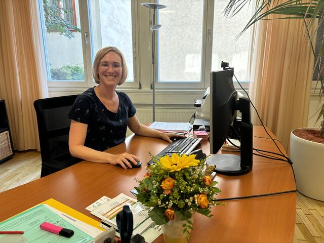 Wie die Umgestaltungen auf der Wiedner Hauptstraße und der Argentinierstraße vorangehen, was sich für Familien tut und welche Projekte noch auf den Vierten zukommen, verrät Bezirkschefin Lea Halbwidl (SPÖ) im Sommergespräch.
 | Foto: Tamara Winterthaler/MeinBezirk