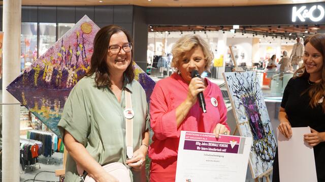 Arthena Maxx stellte die teilnehmenden Künstlerinnen – in diesem Fall Martina Brandl – nach und nach vor. | Foto: Schrapf