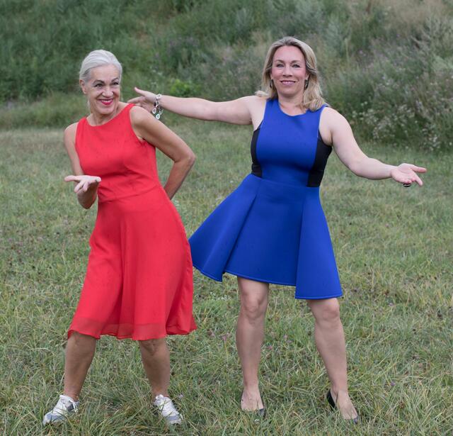 Martina Gansterer und Cornelia Meixner üben ihren Hüftschwung | Foto: Andrea Eberl