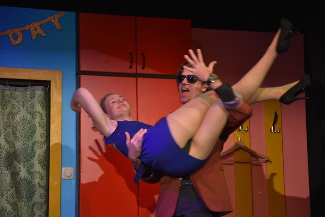 Grein. Die ARTworkers eröffneten mit einer perfekten Bühnenshow, brillanten Stimmen, gekonnter Gestik und Mimik den Theater-Sommer in der Strudengaustadt mit dem Stück „Happy Birthday, du Kuh“. | Foto: Robert Zinterhof