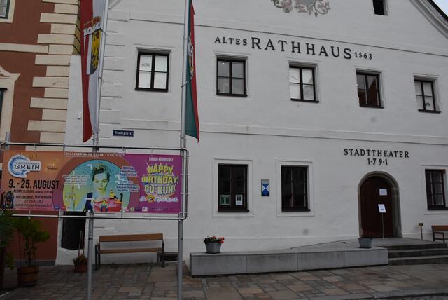 Grein. Die ARTworkers eröffneten mit einer perfekten Bühnenshow, brillanten Stimmen, gekonnter Gestik und Mimik den Theater-Sommer in der Strudengaustadt mit dem Stück „Happy Birthday, du Kuh“. | Foto: Robert Zinterhof