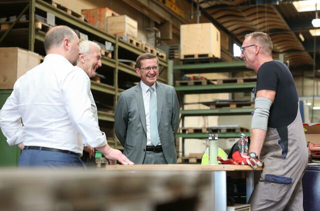 Reinhard Eder, Geschäftsführer Inocon Industrial Plants, Fritz Pesendorfer, Geschäftsführer INO Holding, Wirtschafts-Landesrat Markus Achleitner und Sascha Penninger, Inocon Industrial Plants.  | Foto: Land OÖ/Denise Stinglmayr