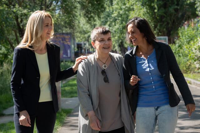 Madeleine Petrovic (Mitte) mit Monika Henninger-Erber (fraktionslose Gemeinderätin in Grafenegg , links) sowie Stuntfrau und Autorin Nora Summer. | Foto: Martin Ecker.