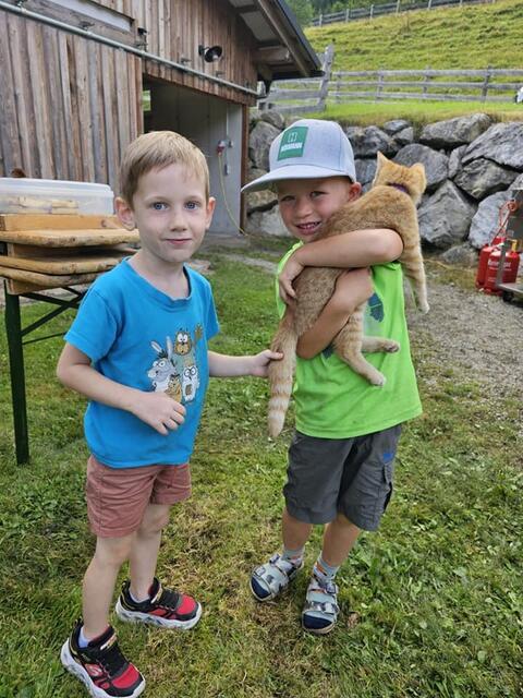 Einfach tierisch schön: Die Kinder hatten sichtlich Spaß an der Hof-zu-Hof-Wanderung. | Foto: Alpaka Impuls, Karl Stangl, Lore Fluch