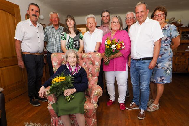 V. l.: Obmann Bgm a.D. Ferdinand KAINEDER, Sohn Franz OBERMÜLLER; Tochter Brigitte OBERMÜLLER; Jubilarin Franziska OBERMÜLLER; Landesobmann LH a.D. Dr. Josef PÜHRINGER: Sohn Johann OBERMÜLLER, Pfarre Sozialkreis Eva WEBER; SB Bezirksobmann Arnold WEIXELBAUMER; Bgm Nr. Mag. Michael HAMMER, Schwiegertochter und Seniorenbund Obmann Stellvertreterin Anneliese OBERMÜLLER. | Foto: OÖ Seniorenbund