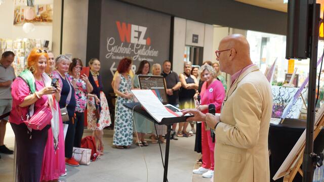 Der weststeirische Sänger "Tony Williams" eröffnete die Ausstellung mit einer gesanglichen Vorstellung. | Foto: Schrapf