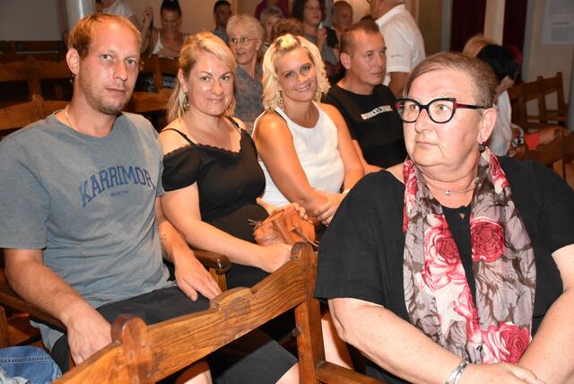 Grein. Die ARTworkers eröffneten mit einer perfekten Bühnenshow, brillanten Stimmen, gekonnter Gestik und Mimik den Theater-Sommer in der Strudengaustadt mit dem Stück „Happy Birthday, du Kuh“. | Foto: Robert Zinterhof