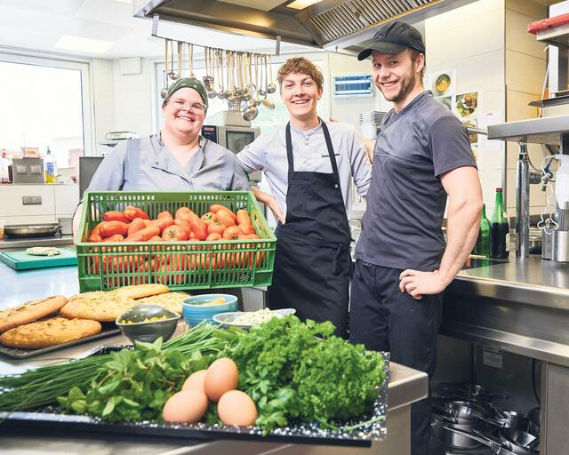 Anton Santner (Mitte) mit seinen Ausbildnern bzw. Kollegen Küchenmeisterin Theresa Nutz und Küchenmeister Martin Brandl.
 | Foto: WKS/Andi Hechenberger