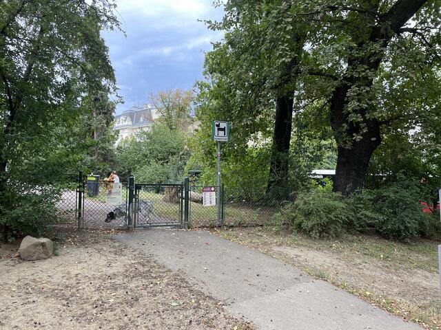 Im Türkenschanzpark gibt es eine Hundezone, direkt davor findet man einen Aufsteller mit Hundekotsackerl.  | Foto: Laura Rieger/MeinBezirk