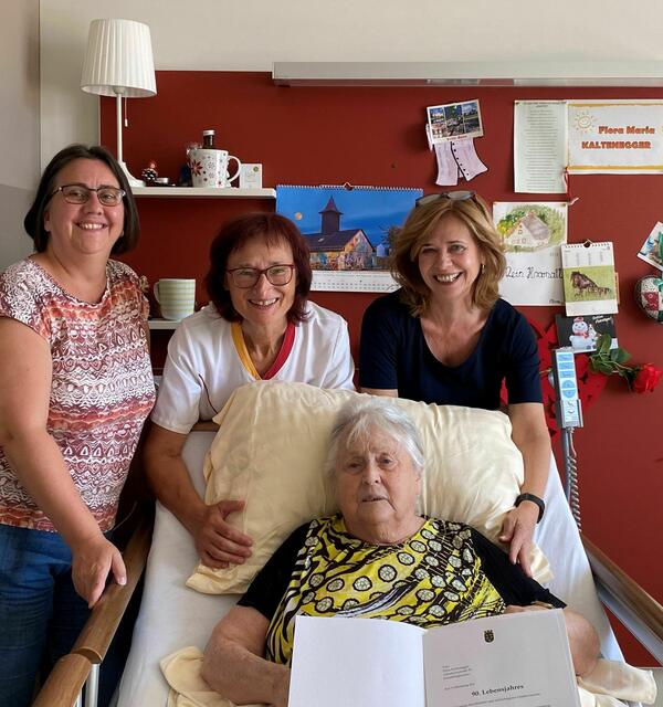 Daniela Ponweiser, Christine Lechner und Anita Koller gratulierten Jubilarin Flora Maria Kaltenegger zum runden Geburtstag. | Foto: SBKN1