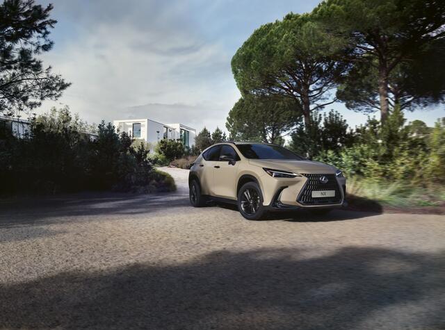 Ab sofort ist der Lexus NX auch in der robusten Ausstattungsvariante Overtrail bestellbar. Er kann mit allen Antrieben kombiniert werden und ist ab 73.900 Euro erhältlich.  | Foto: Lexus