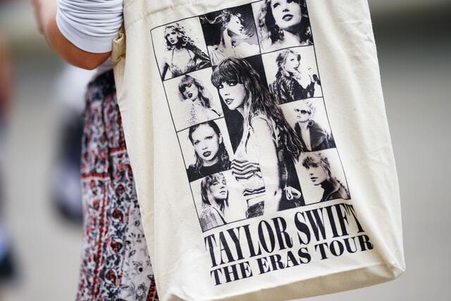 Es gibt für Swifties verschiedenste Angebote in Wien nach Vorlage ihrer Konzerttickets.  | Foto: EVA MANHART / APA / picturedesk.com