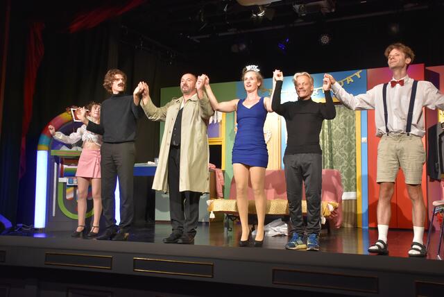 Grein. Die ARTworkers eröffneten mit einer perfekten Bühnenshow, brillanten Stimmen, gekonnter Gestik und Mimik den Theater-Sommer in der Strudengaustadt mit dem Stück „Happy Birthday, du Kuh“. | Foto: Robert Zinterhof