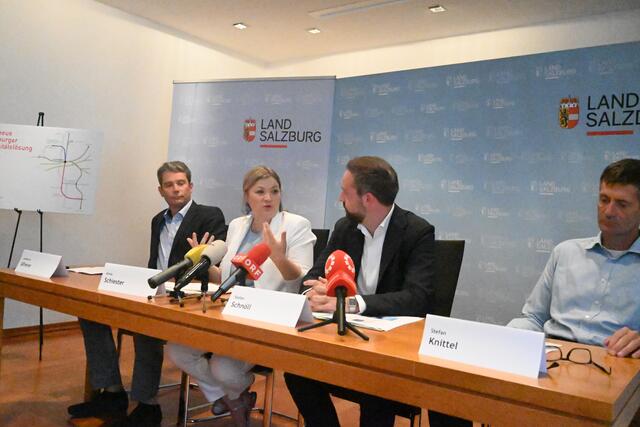 "Mich hat das Gesamtkonzept und die vorliegenden Daten samt dem Kernstück des S-Link-Projektes durch die Stadt überzeugt hätten. Ursprünglich stand ich dem Projekt skeptisch gegenüber", sagt Anna Schiester, Baustadträtin (Stadt) Salzburg.  Im Bild (v.l.): Johannes Gfrerer, Anna Schiester, Stefan Schnöll, Stefan Knittel  | Foto: Martin Schöndorfer, 2024
