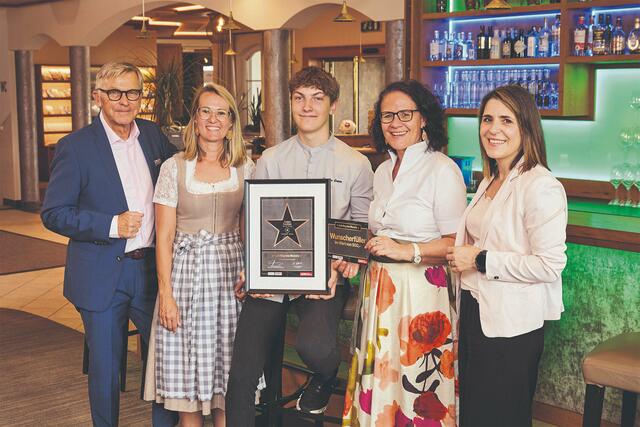 Bei der Kür des Lehrlings des Monats August (v. l.): WKS-Präsident KommR Peter Buchmüller, Hotelierin Daniela Reiter, Lehrling Anton Santner, Landesrätin Daniela Gutschi und Projekt-Initiatorin Martina Plaschke von der WKS. | Foto: WKS/Andi Hechenberger