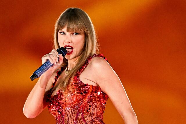 Von Taylor Swift, hier bei einem Auftritt der "Eras"-Tour in Paris, gibt es auch am zweiten Tag nach der Wien-Konzertabsage kein Lebenszeichen. | Foto: JULIEN DE ROSA / AFP / picturedesk.com