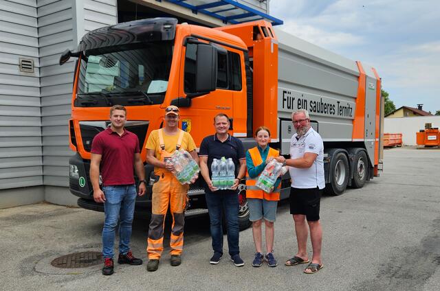 LA Bürgermeister Christian Samwald und Stadtrat Gerhard Windbichler überreichen Bauhofleiter-Stellvertreter Daniel Frais eine Lieferung Mineralwasser für die Mannschaft des Städtischen Bauhofes Ternitz | Foto: Stadtgemeinde Ternitz