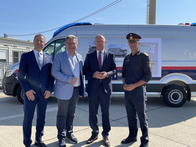 Abteilungsleiter vom Bundeskriminalamt Gerald Tatzgern, Nickelsdorfs Bürgermeister Gerhard Zapfl, Innenminister Gerhard Karner und Landespolizeidirektor Martin Huber bei der Pressekonferenz in Nickelsdorf. | Foto: Beate Wurm