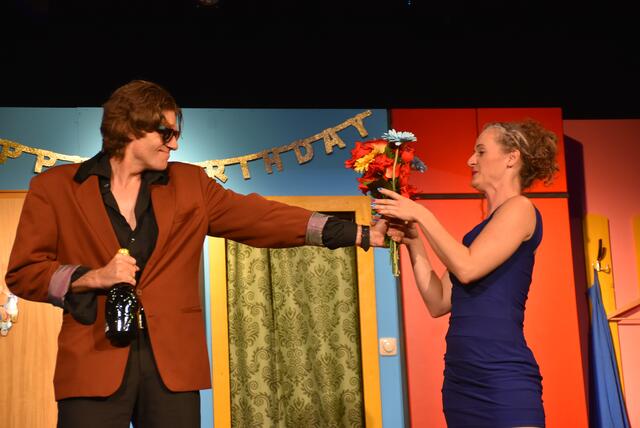 Grein. Die ARTworkers eröffneten mit einer perfekten Bühnenshow, brillanten Stimmen, gekonnter Gestik und Mimik den Theater-Sommer in der Strudengaustadt mit dem Stück „Happy Birthday, du Kuh“. | Foto: Robert Zinterhof