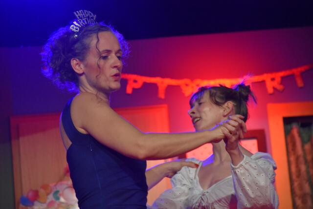 Grein. Die ARTworkers eröffneten mit einer perfekten Bühnenshow, brillanten Stimmen, gekonnter Gestik und Mimik den Theater-Sommer in der Strudengaustadt mit dem Stück „Happy Birthday, du Kuh“. | Foto: Robert Zinterhof