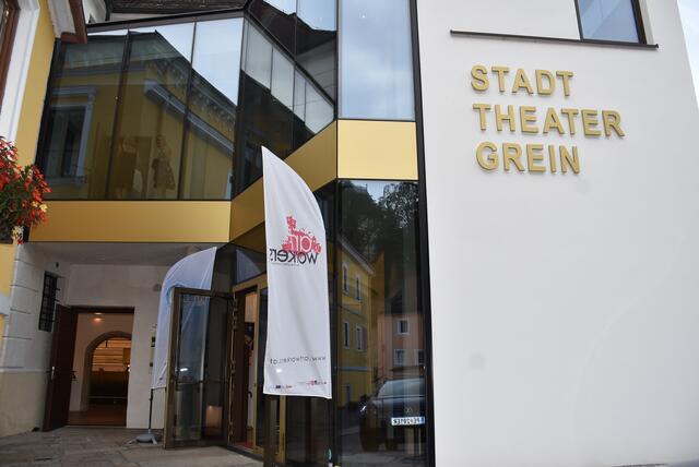 Grein. Die ARTworkers eröffneten mit einer perfekten Bühnenshow, brillanten Stimmen, gekonnter Gestik und Mimik den Theater-Sommer in der Strudengaustadt mit dem Stück „Happy Birthday, du Kuh“. | Foto: Robert Zinterhof