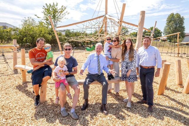 Franz Riener mit Tobias, Gemeinderat Franz Hatvan mit Laura, Bürgermeister Klaus Schneeberger, Nicole Schauer mit Jakob, Gruppenleiterin Sport, Jugend &amp; Archiv Sarah Voit und Grünraum Stadt Wiener Neustadt-Leiter Florian Fux. | Foto: Weller, Stadt WRN