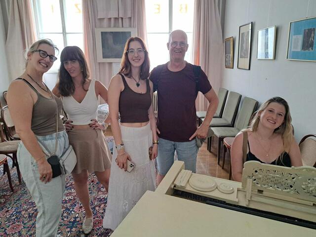 Diese Familie aus Tel Aviv besuchte das Bezirksmuseum Landstraße anstatt des abgesagten Taylor Swift-Konzerts. | Foto: Fanz Hofbauer