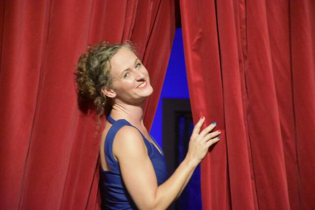 Grein. Die ARTworkers eröffneten mit einer perfekten Bühnenshow, brillanten Stimmen, gekonnter Gestik und Mimik den Theater-Sommer in der Strudengaustadt mit dem Stück „Happy Birthday, du Kuh“. | Foto: Robert Zinterhof