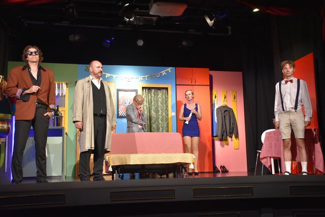 Grein. Die ARTworkers eröffneten mit einer perfekten Bühnenshow, brillanten Stimmen, gekonnter Gestik und Mimik den Theater-Sommer in der Strudengaustadt mit dem Stück „Happy Birthday, du Kuh“. | Foto: Robert Zinterhof