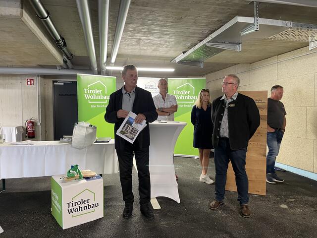Tiroler Wohnbau-Geschäftsführer Walter Sojer mit Bürgermeister Stefan Schwarz.
