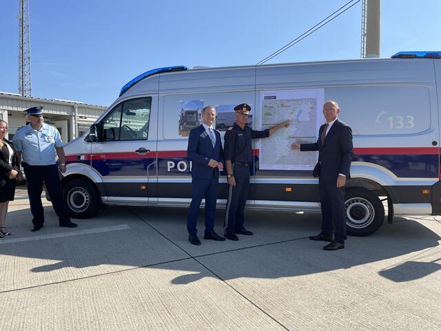 Gerald Tatzgern Abteilungsleiter vom Bundeskriminalamt, Landespolizeidirektor Martin Huber und Innenminister Gerhard Karner bei der Pressekonferenz in Nickelsdorf. | Foto: Beate Wurm