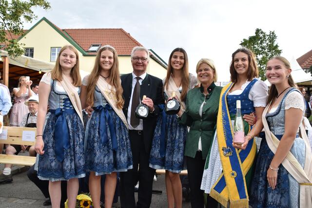 Weinhoheiten mit Bürgermeister Christoph Kainz und Ministerin Klaudia Tanner. | Foto: Preineder