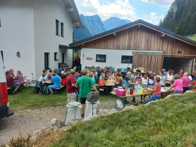 Rund 80 Teilnehmerinnen und Teilnehmer waren bei der 13. Auflage der Wanderung dabei. | Foto: Alpaka Impuls, Karl Stangl, Lore Fluch