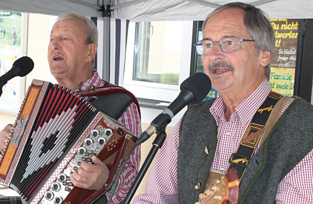 Für jeden Musikwunsch zu haben: Franz Kalthuber und Edi Wolf (v.l.)