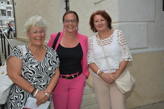 Grein. Die ARTworkers eröffneten mit einer perfekten Bühnenshow, brillanten Stimmen, gekonnter Gestik und Mimik den Theater-Sommer in der Strudengaustadt mit dem Stück „Happy Birthday, du Kuh“. | Foto: Robert Zinterhof