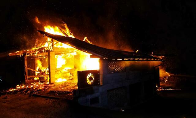 Das Gebäude stand in Vollbrand.  | Foto: Freiwillige Feuerwehr Köttmannsdorf