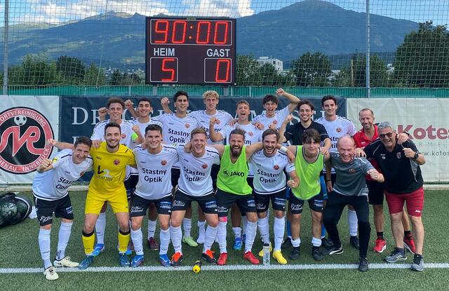 SVG Reichenau in Jubelpose, 5:0-Heimsieg zum Meisterschaftsauftakt. | Foto: SVR