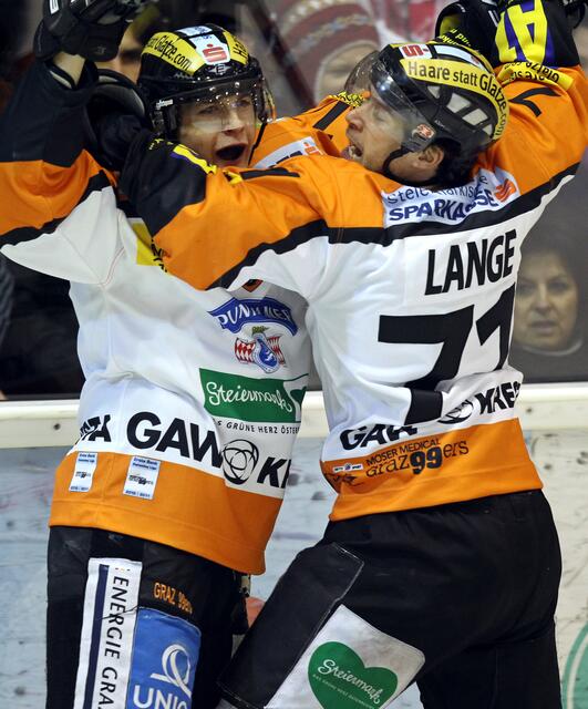 Mit Manuel Ganahl (li.) jubelte der 99ers-Trainer einst am Eis. | Foto: GEPA