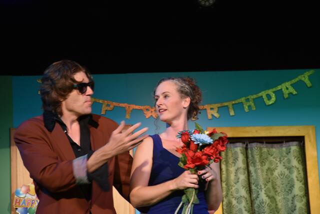 Grein. Die ARTworkers eröffneten mit einer perfekten Bühnenshow, brillanten Stimmen, gekonnter Gestik und Mimik den Theater-Sommer in der Strudengaustadt mit dem Stück „Happy Birthday, du Kuh“. | Foto: Robert Zinterhof