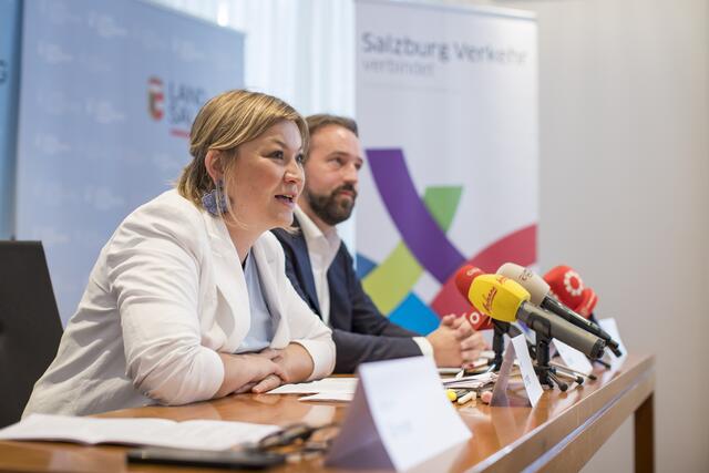 Der Salzburger Verkehrsverbund legte bei einer heutigen Pressekonferenz gemeinsam mit Landeshauptmann-Stellvertreter Stefan Schnöll und Verkehrsstadträtin Anna Schiester ein umfassendes Mobilitätskonzept für den Zentralraum vor. Herzstück ist dabei die Verlängerung der Lokalbahn (S-LINK) – als zentrale Nord-Süd-Achse, die den Flachgau, die Landeshauptstadt und den Tennengau verbindet. Im Bild: Landeshauptmann-Stellvertreter Stefan Schnöll mit Stadträtin Anna Schiester. | Foto: Land Salzburg / Neumayr / Leopold 